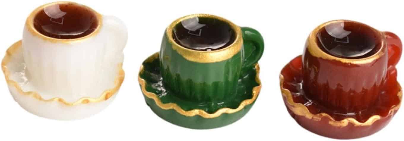Miniature Magie: Kaffeebecher und Staubsauger für Puppenhäuser
